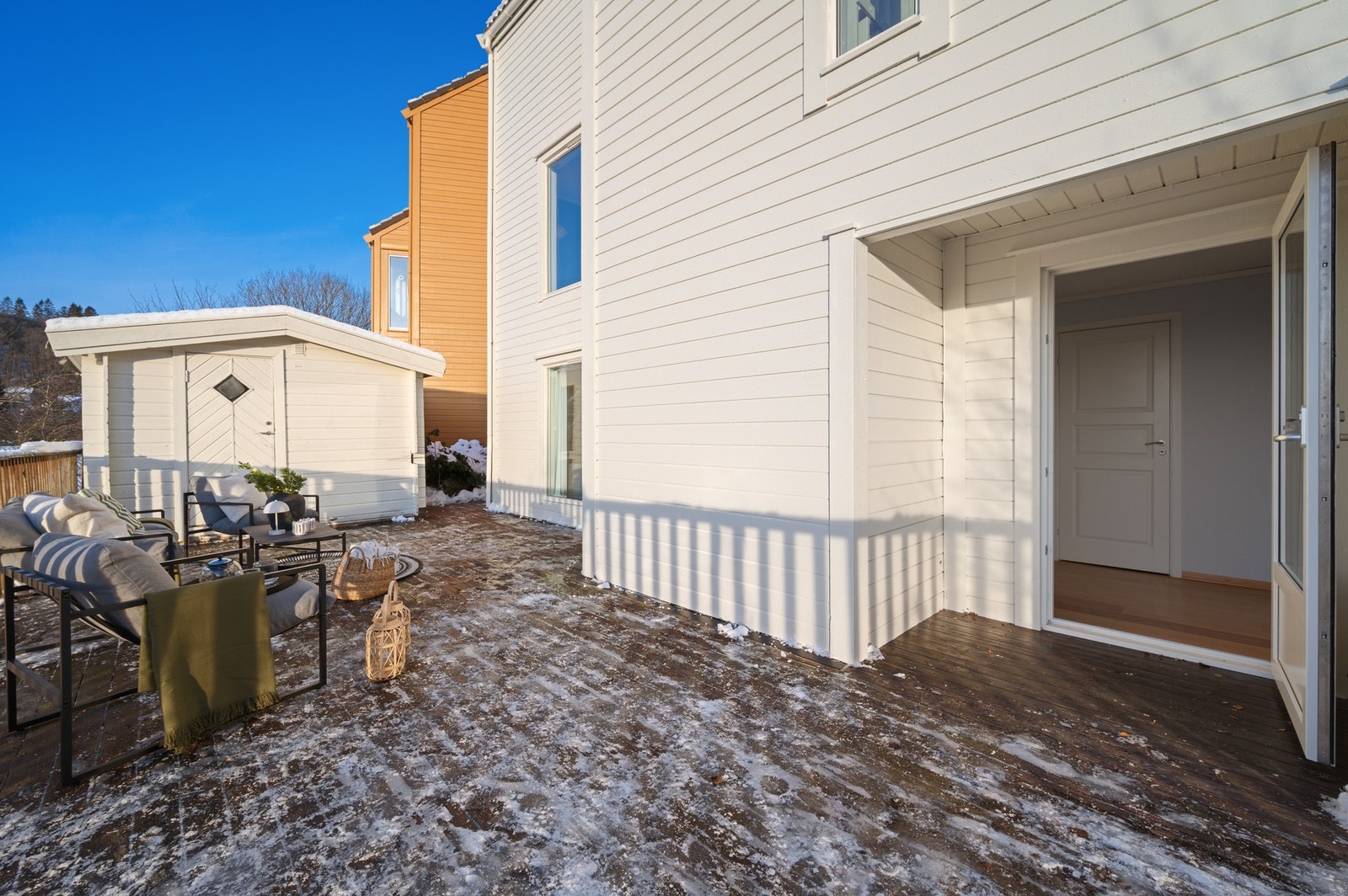 Fra kjellerstuen er det utgang til den store terrassen Galleribilde