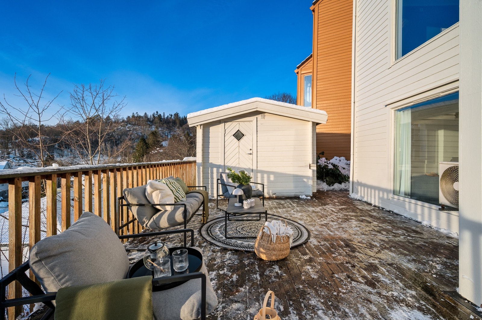 Praktisk bod med god oppbevaringsplass på terrassen Galleribilde