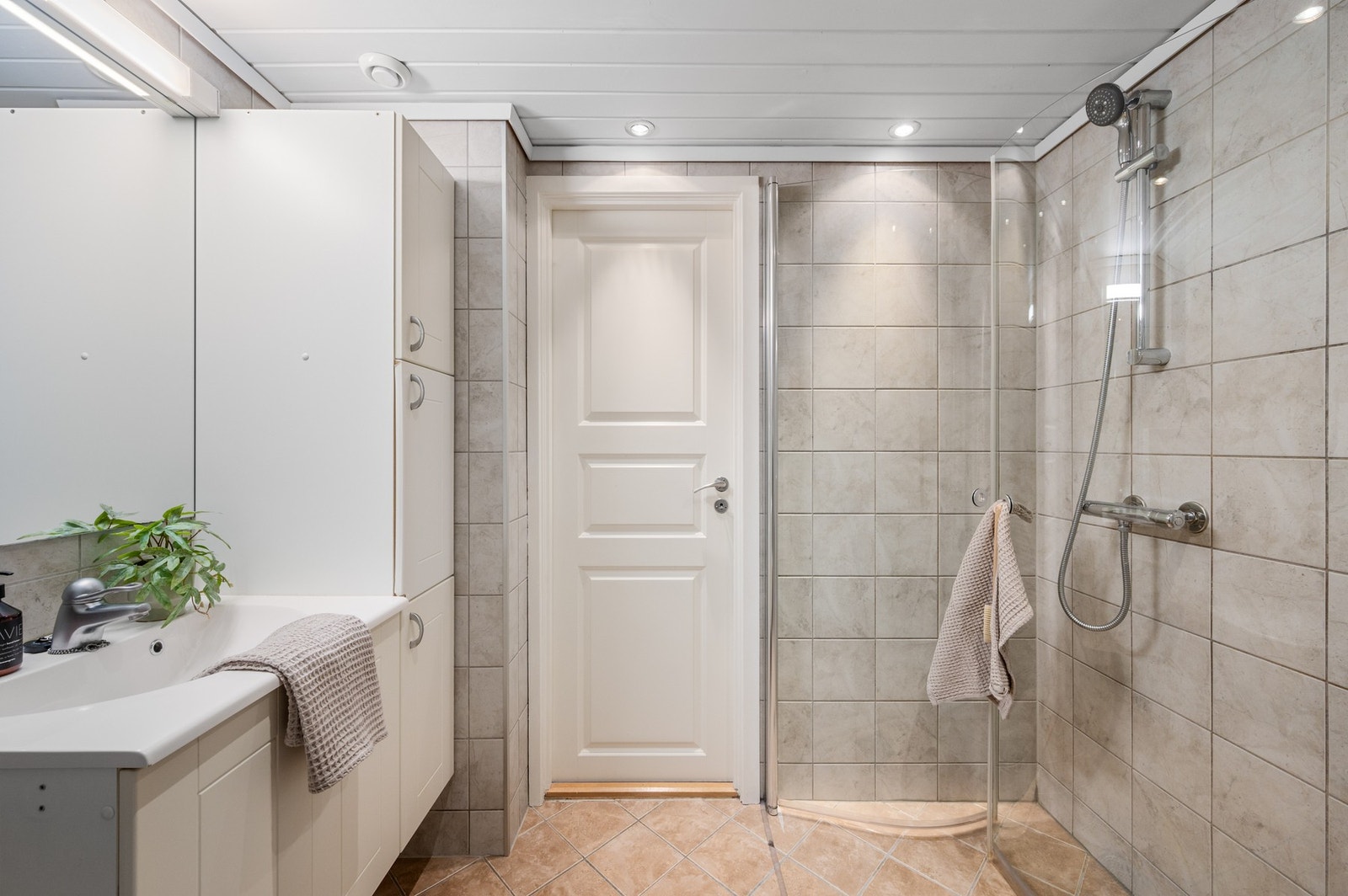 Også dette er helfliset, har varme i gulv og downlights i tak Galleribilde