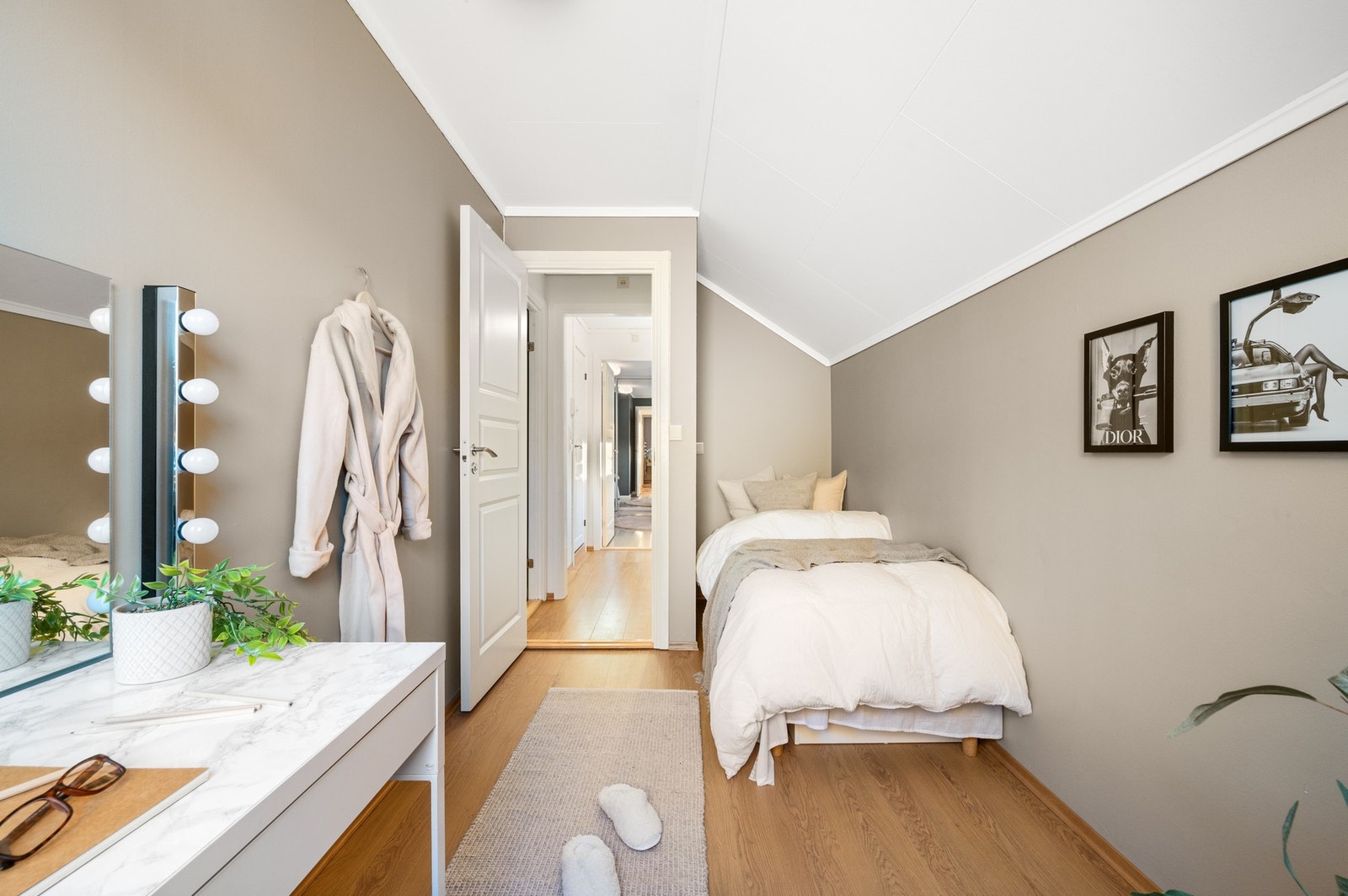 Rommet er malt i delikat farge Galleribilde