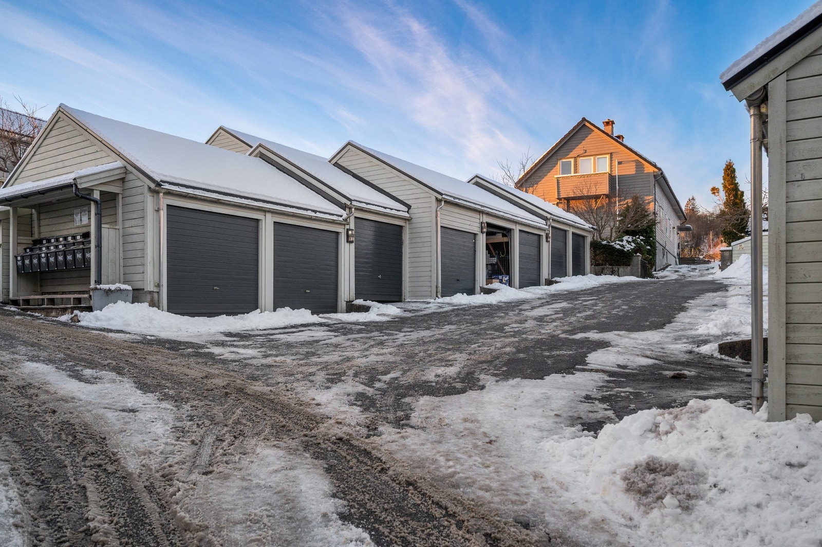 Det medfølger garasje i rekke Galleribilde