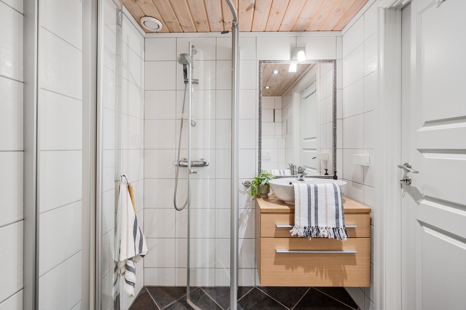 Varmekabler i gulvet og downlights i tak Galleribilde