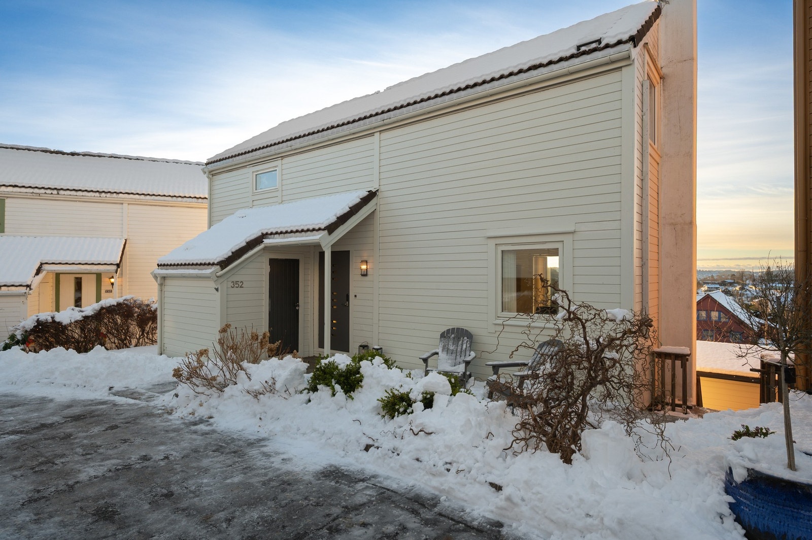 Eneboligen har koselig inngangsparti med formiddagssol Galleribilde