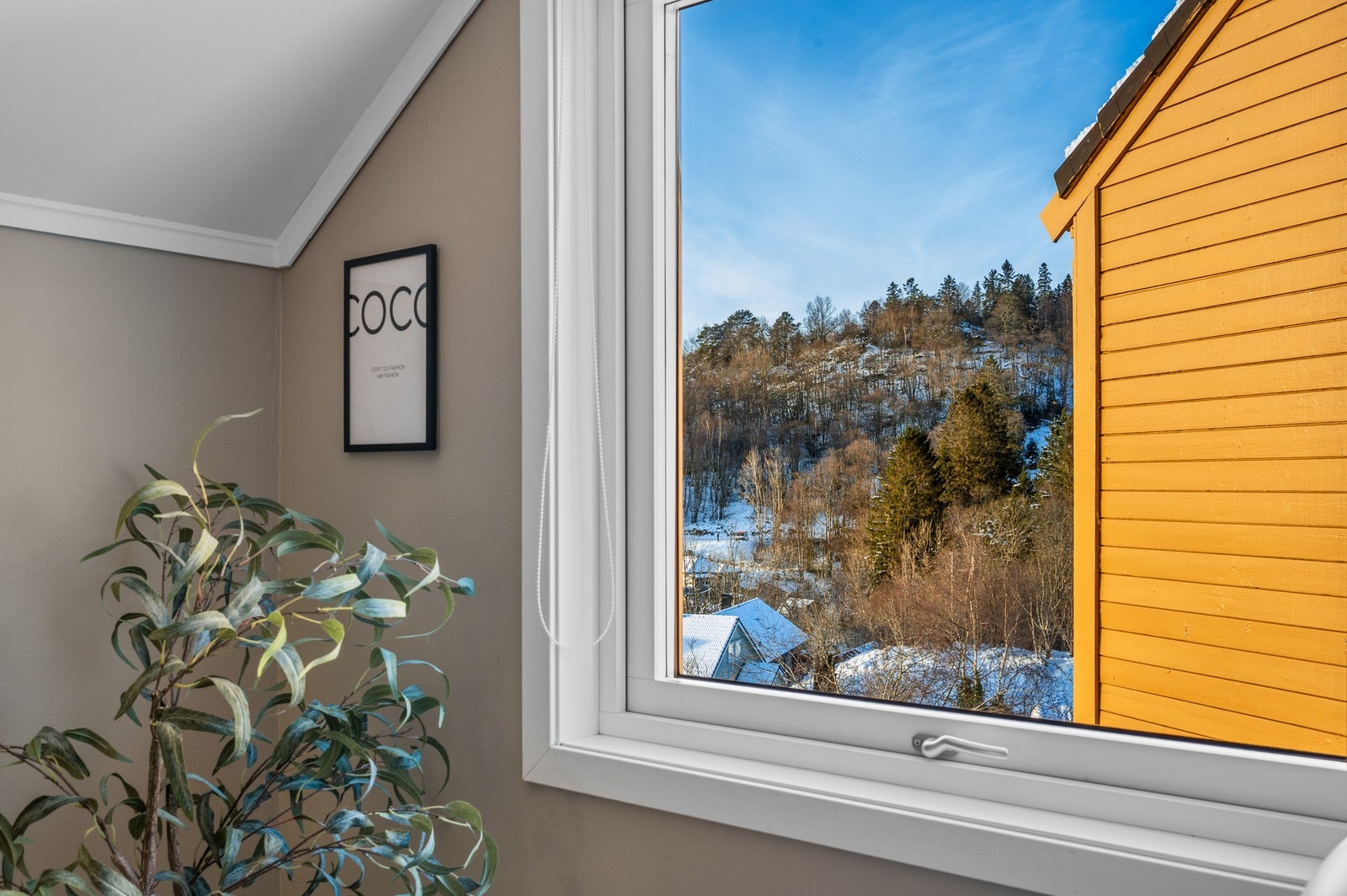 Her har du god utsikt mot den fine naturen i området Galleribilde