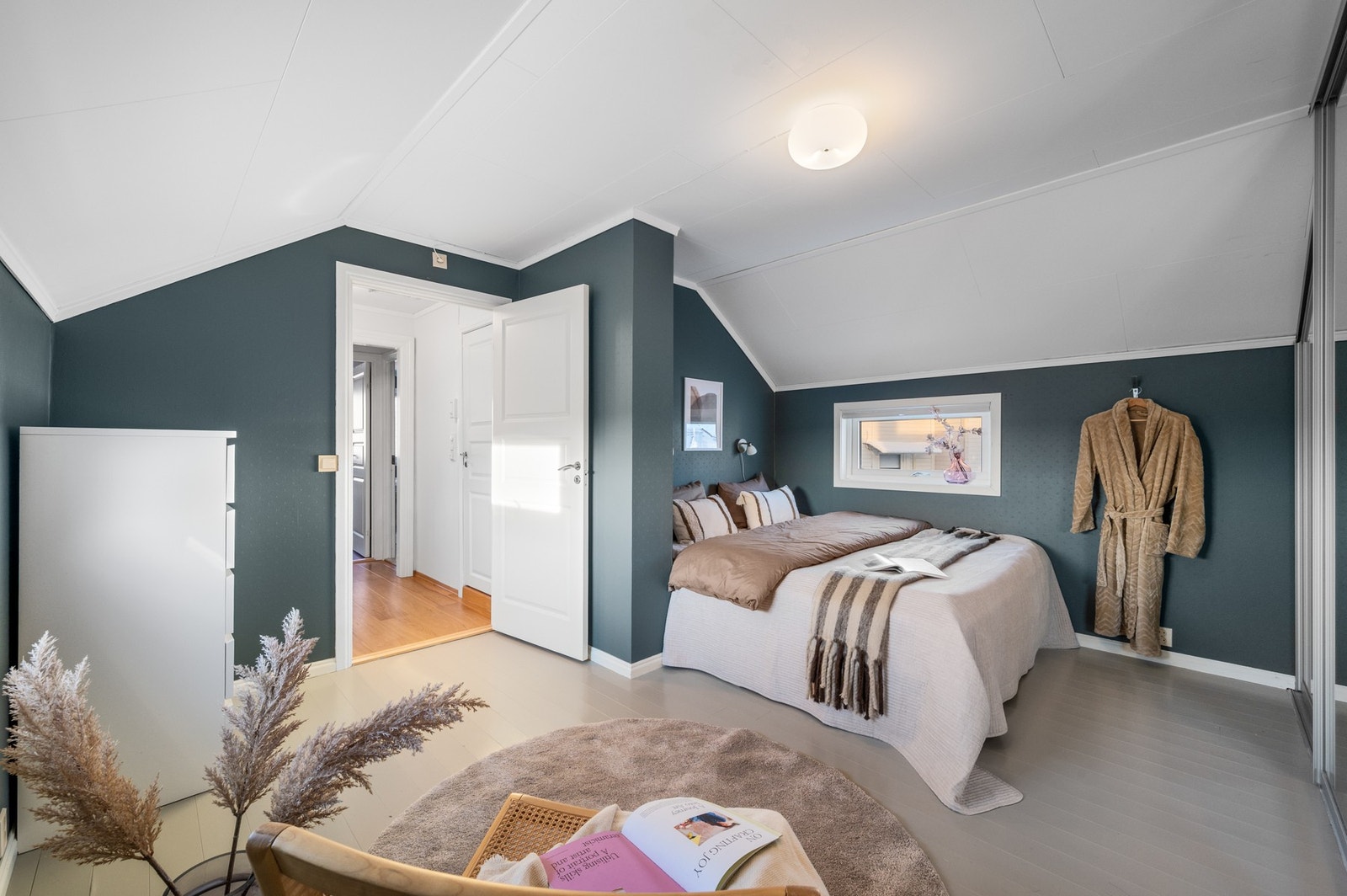 Her er det god skapplass i skyvedørsgarderobe Galleribilde