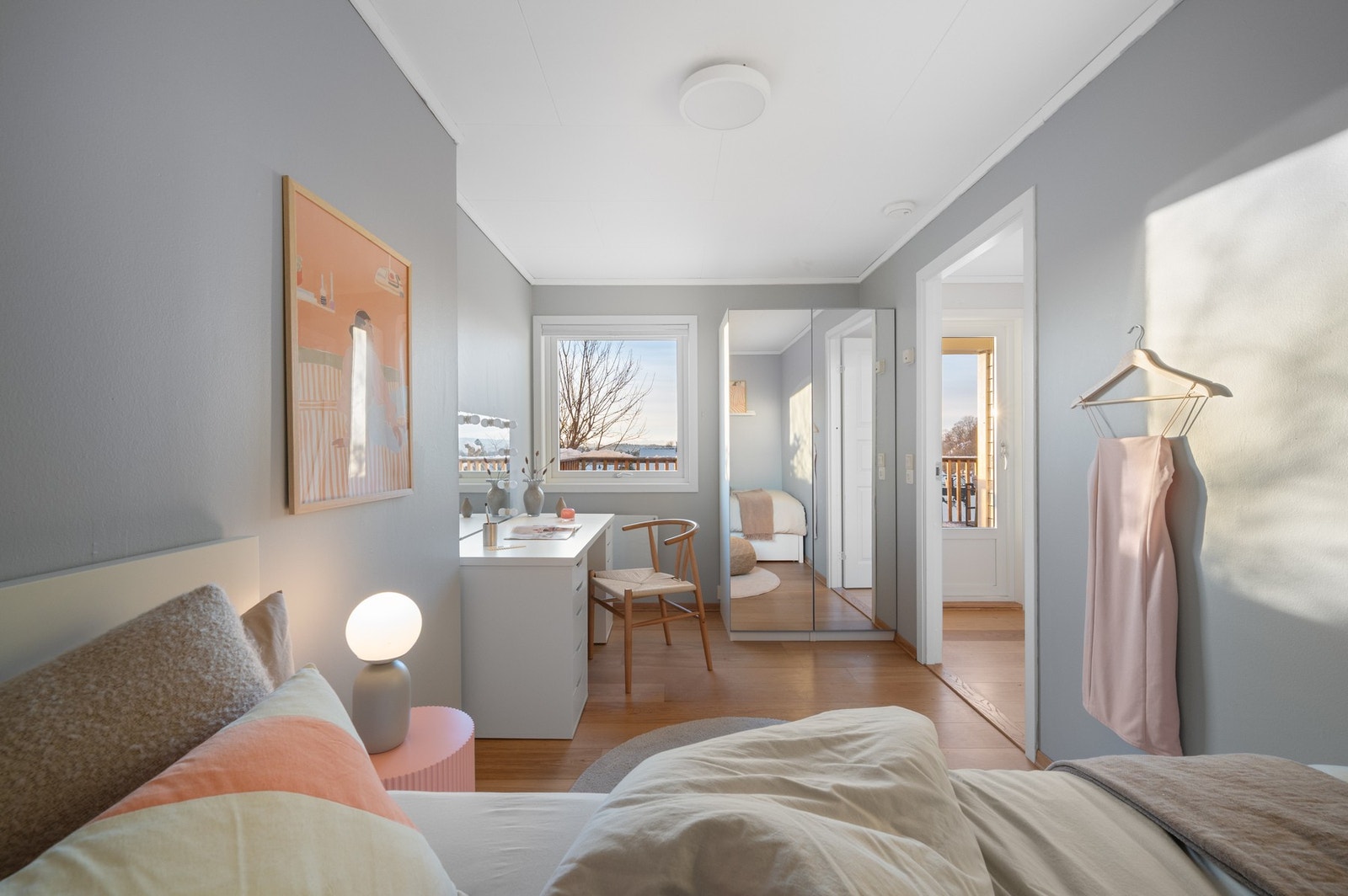 Rommet er av god størrelse og har god oppbevaringsplass Galleribilde