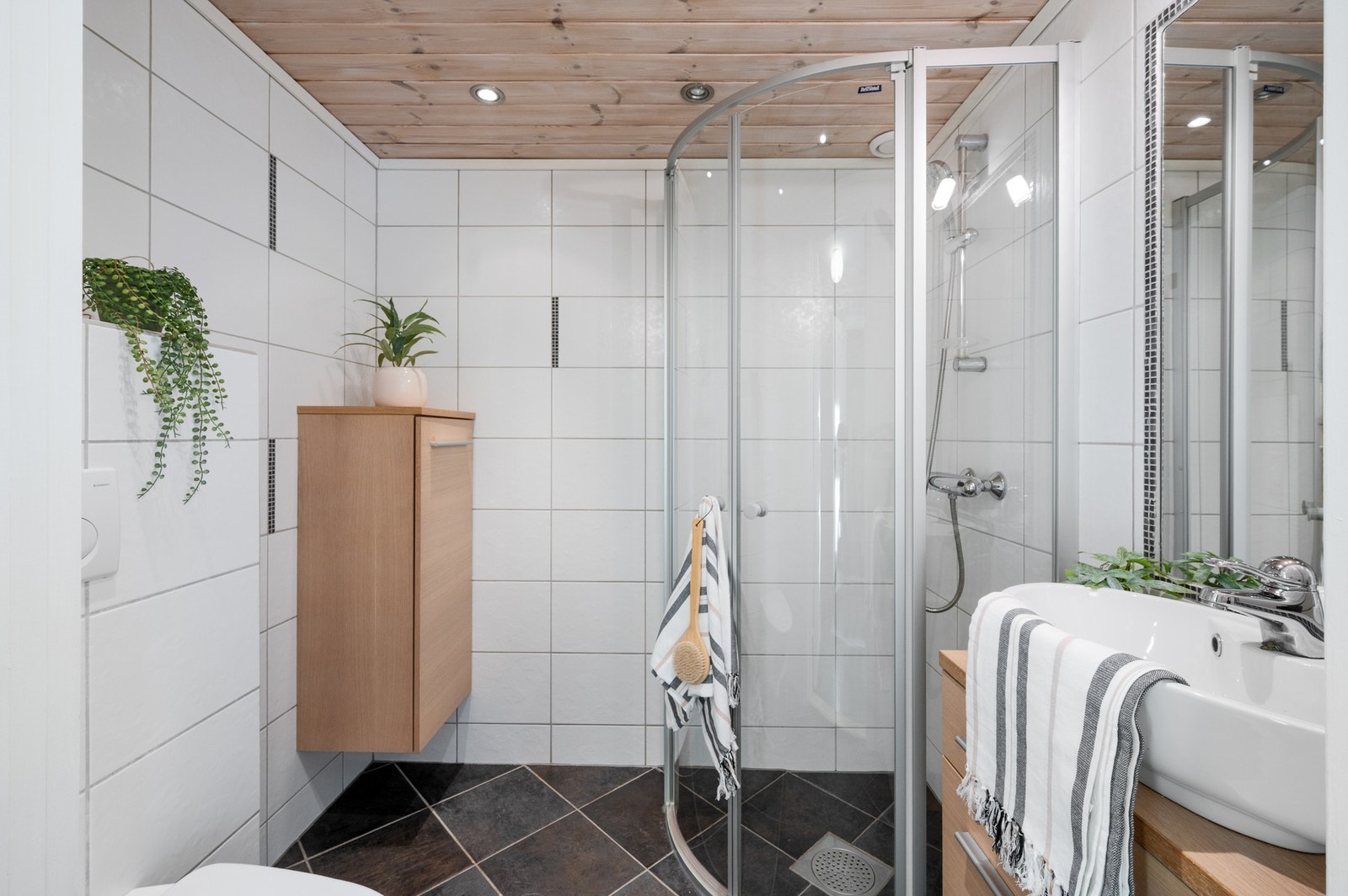 Badet i hovedetasjen er helfliset Galleribilde