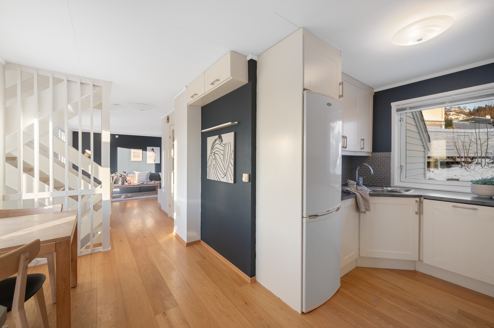 Koselig med kjøkkenvindu som vender ut mot den stille gaten Galleribilde