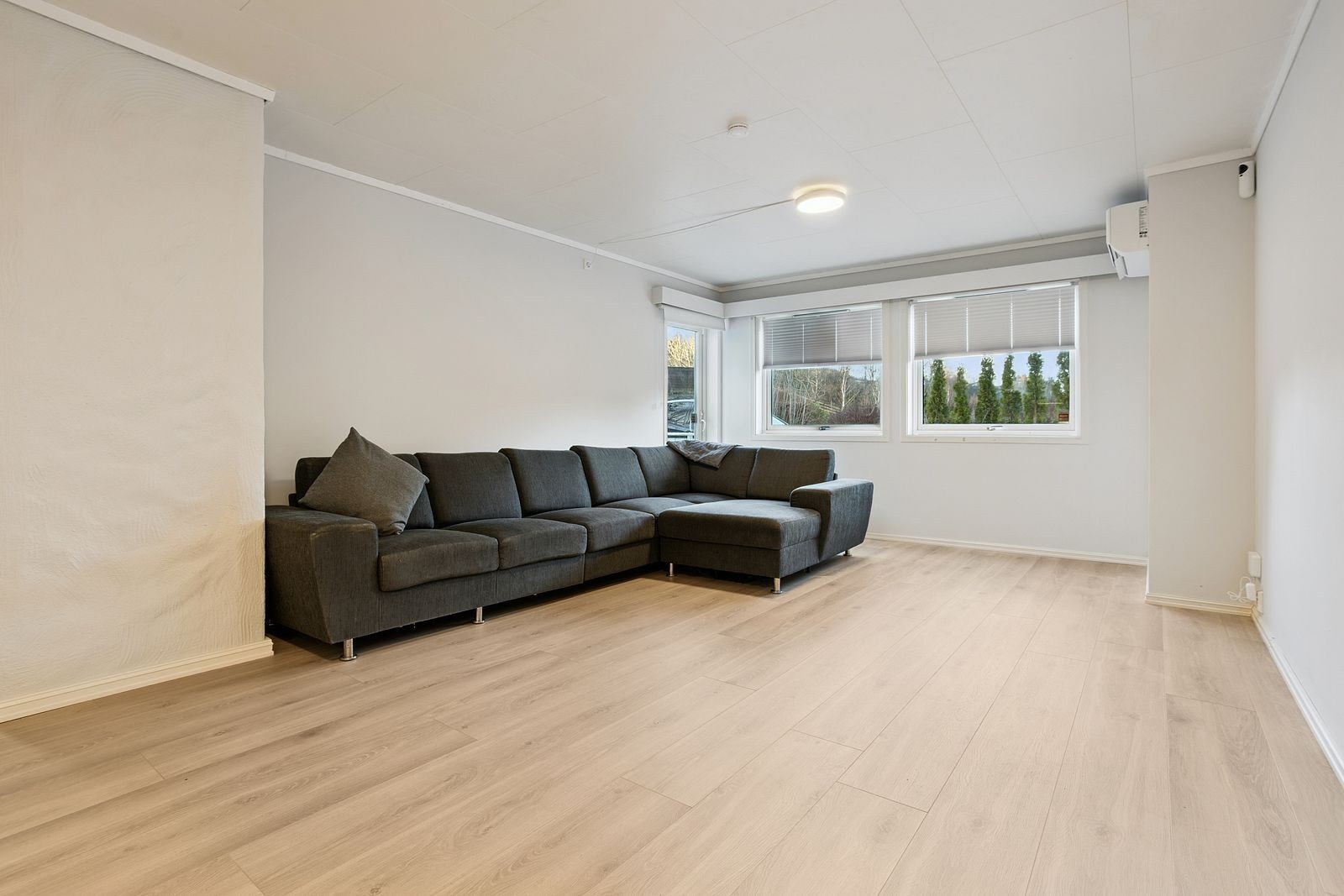 Stuen er møblert med sofa. Ny varmepumpe ble montert i 2025. Galleribilde