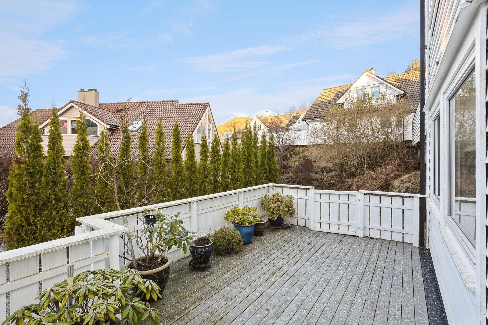 Stor terrasse tilhørende leiligheten. Galleribilde