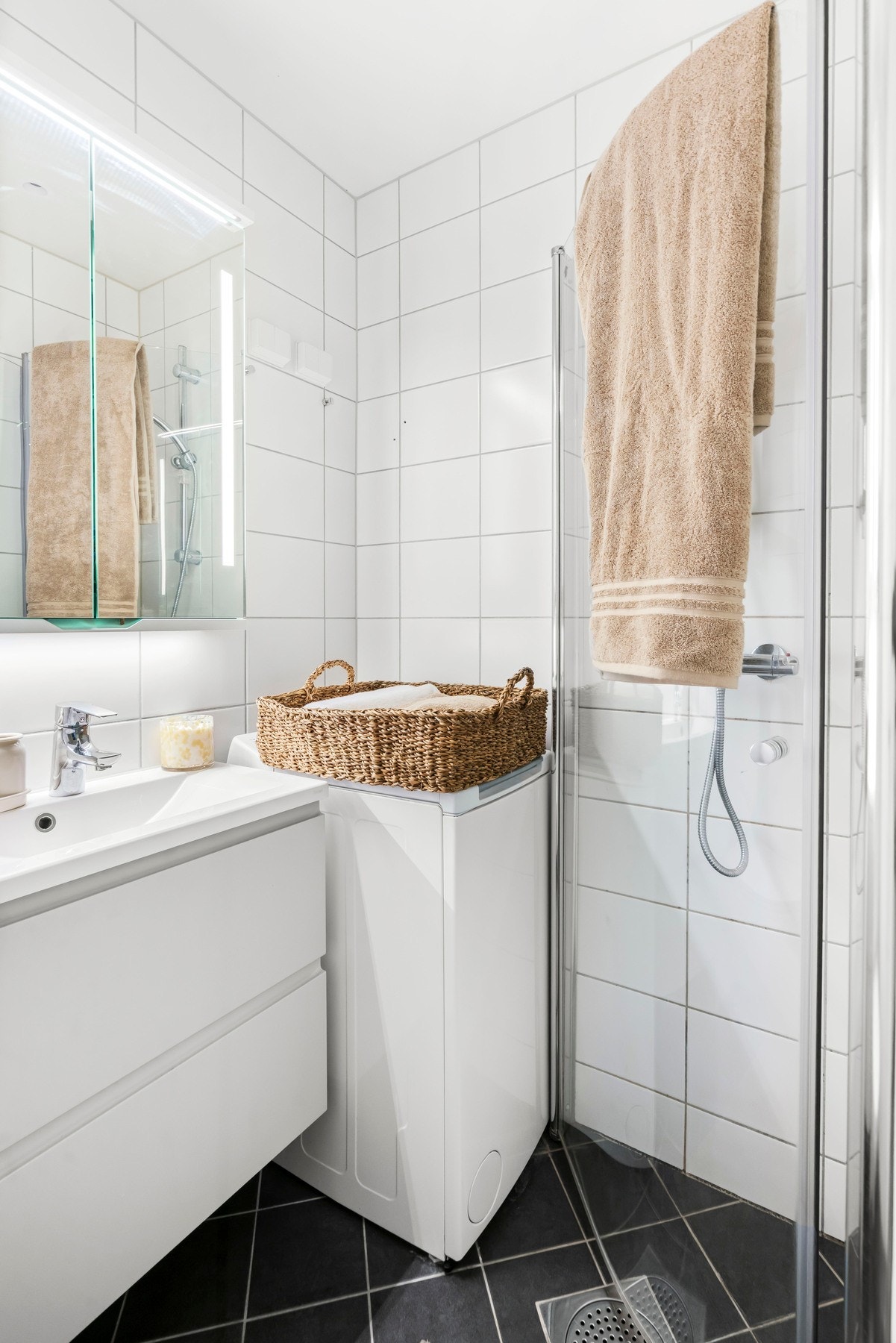 Opplegg for vaskemaskin på bad. Galleribilde