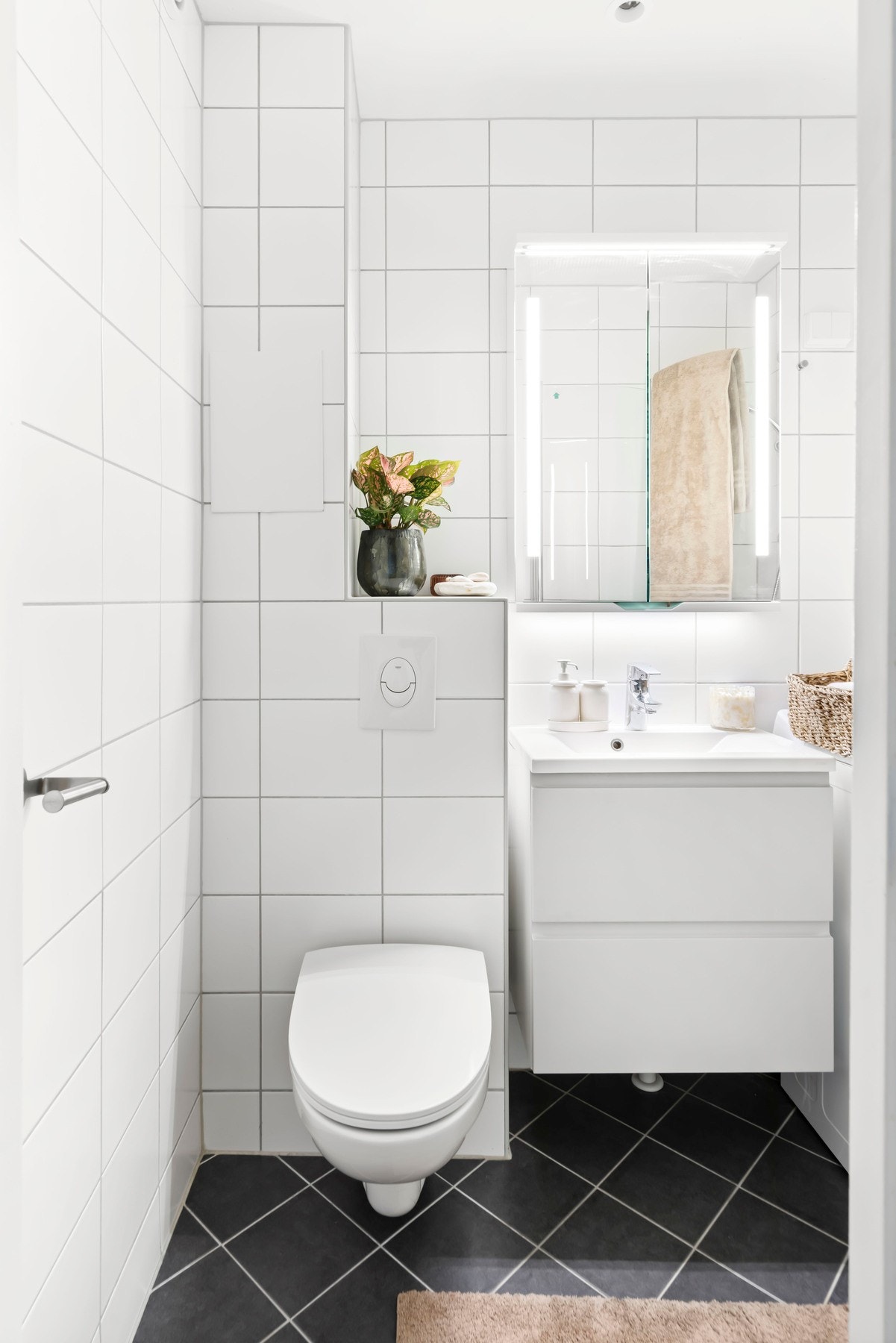 Baderommet er flislagt og utstyrt med gulvvarme som gir økt komfort. Galleribilde