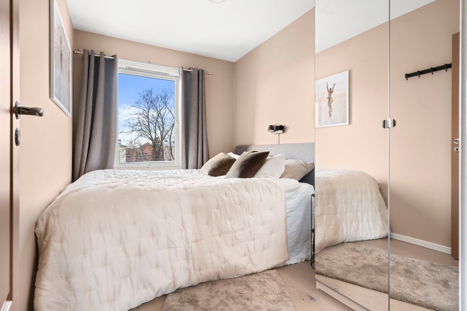 Soverommet har en god og funksjonell størrelse med plass til dobbeltseng og garderobeløsning. Galleribilde