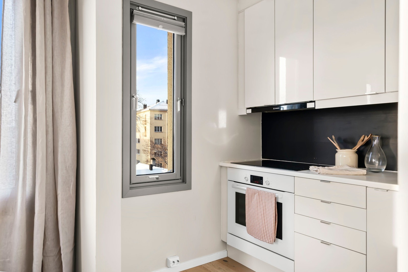 Kjøkkenet fremstår som funksjonelt og velholdt med god skap- og benkplass. Galleribilde