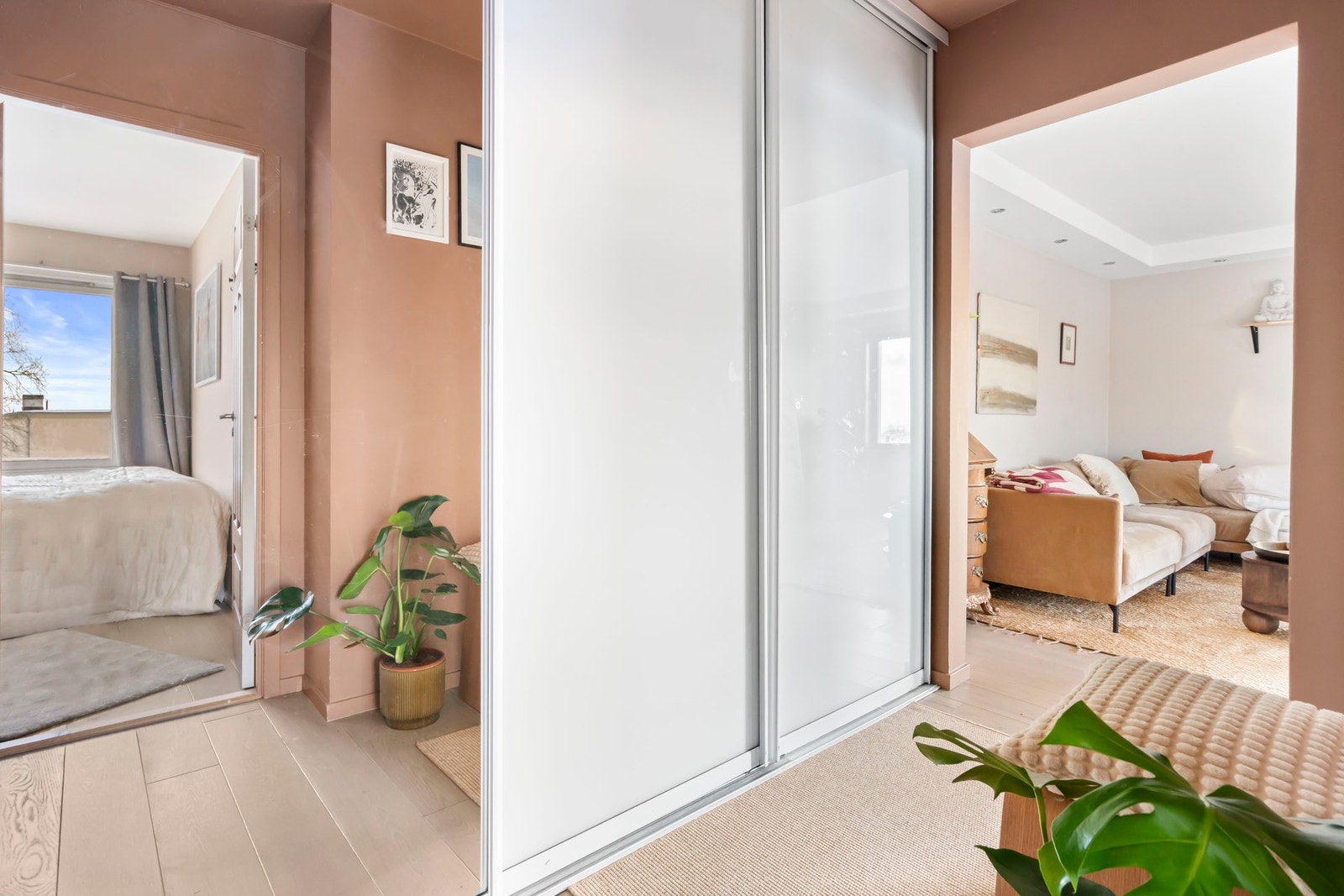 Entréen binder boligens rom på en funksjonell måte og bidrar til en ryddig og oversiktlig planløsning. Galleribilde