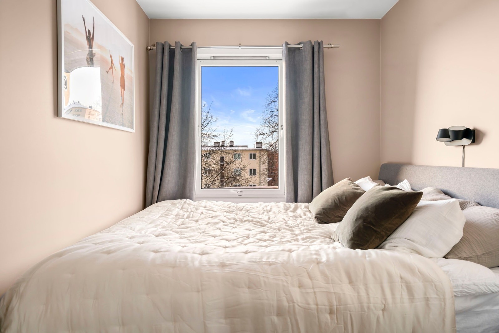 Rommet oppleves som rolig og skjermet, og er et flott hovedsoverom. Galleribilde