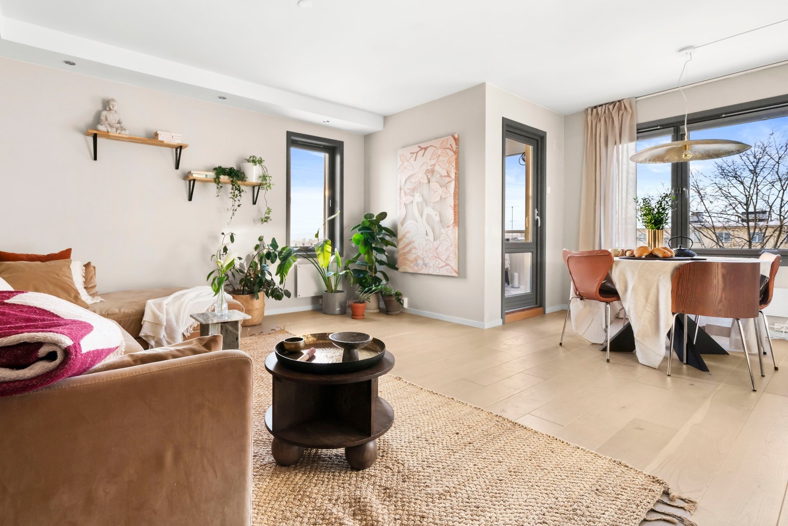 Stuen fremstår som et trivelig og romslig oppholdsrom med gode møbleringsmuligheter. Galleribilde