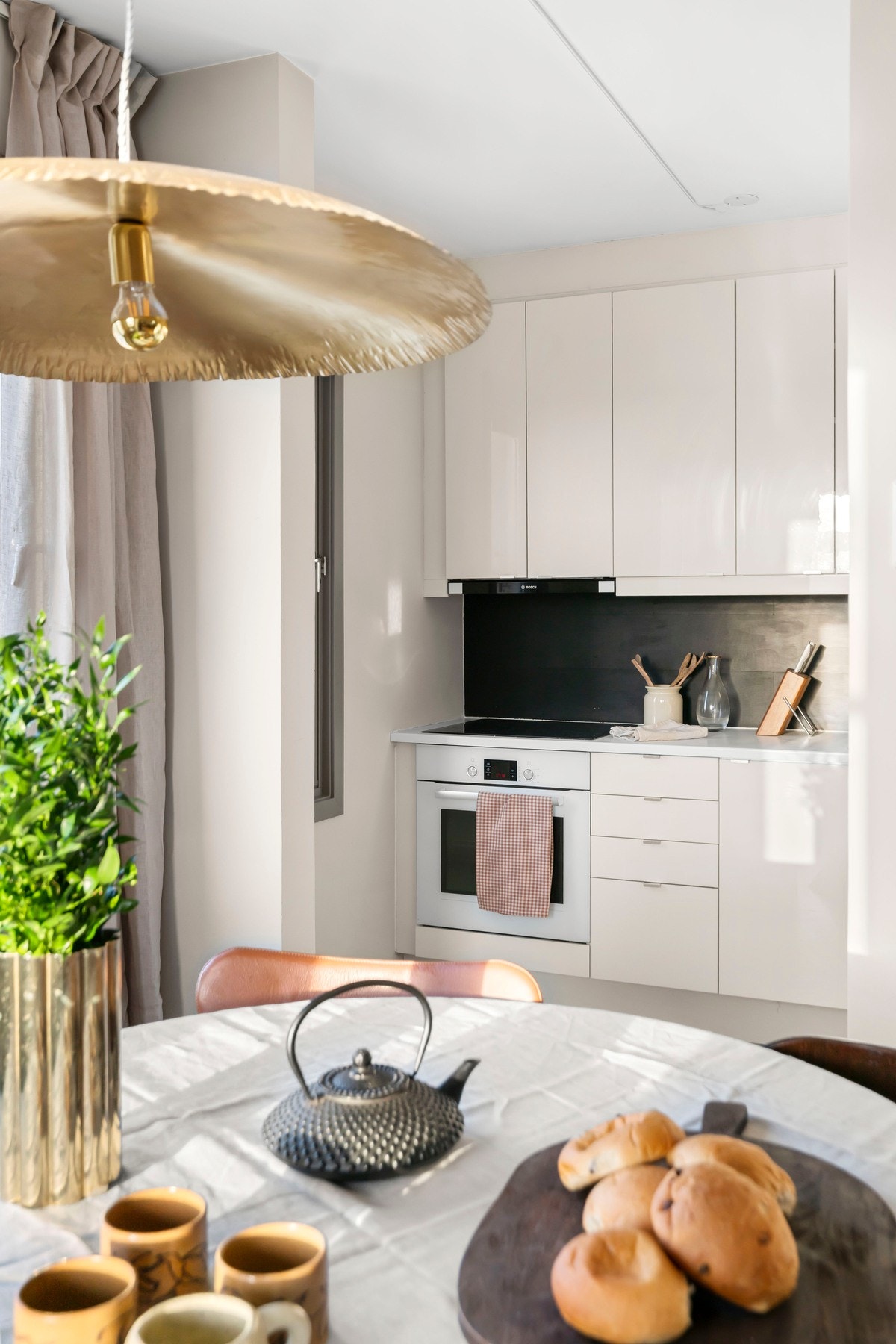 Åpen og sosial løsning til kjøkken. Galleribilde