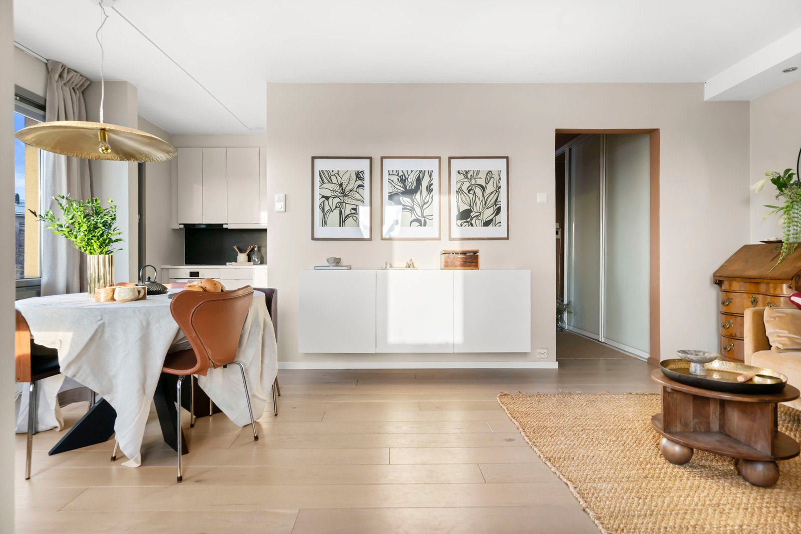 Store vindusflater med godt lysinnslipp. Galleribilde