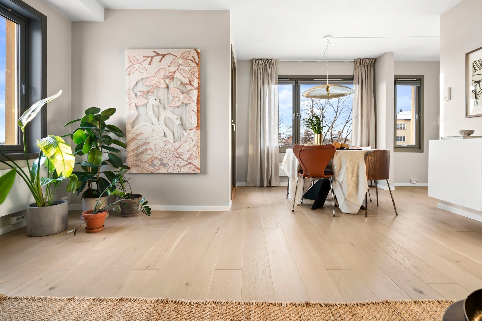 Naturlig plass til spisesone i stue med utsyn. Galleribilde