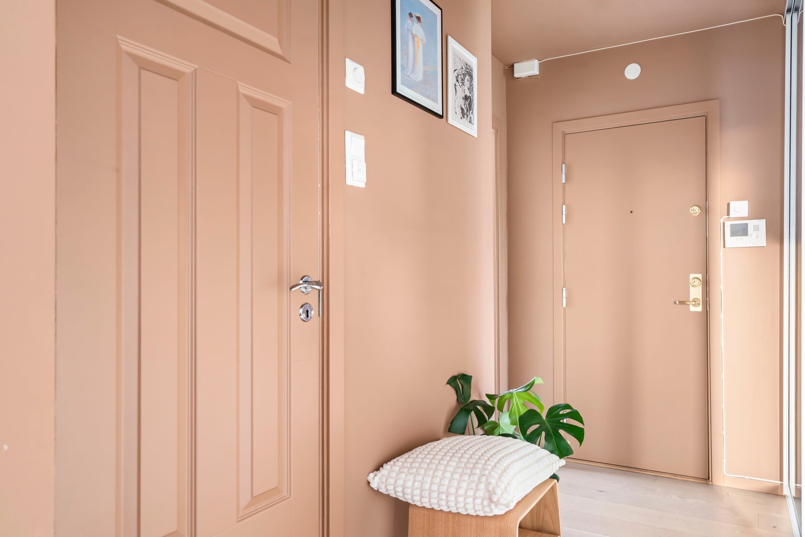 Velkommen inn! Leiligheten har en innbydende entré som gir et godt førsteinntrykk Galleribilde