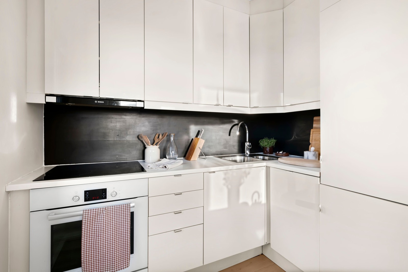 Kjøkkenet har opplegg for platetopp, stekeovn, oppvaskmaskin og kombinasjon kjøl/frys, og løsningen gir en praktisk og sosial hverdag. Galleribilde