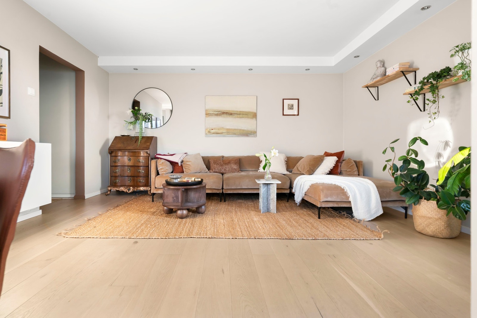 I stuen er det god plass til sofa med tilhørende møblement og naturlig avstand til tv-vegg. Galleribilde