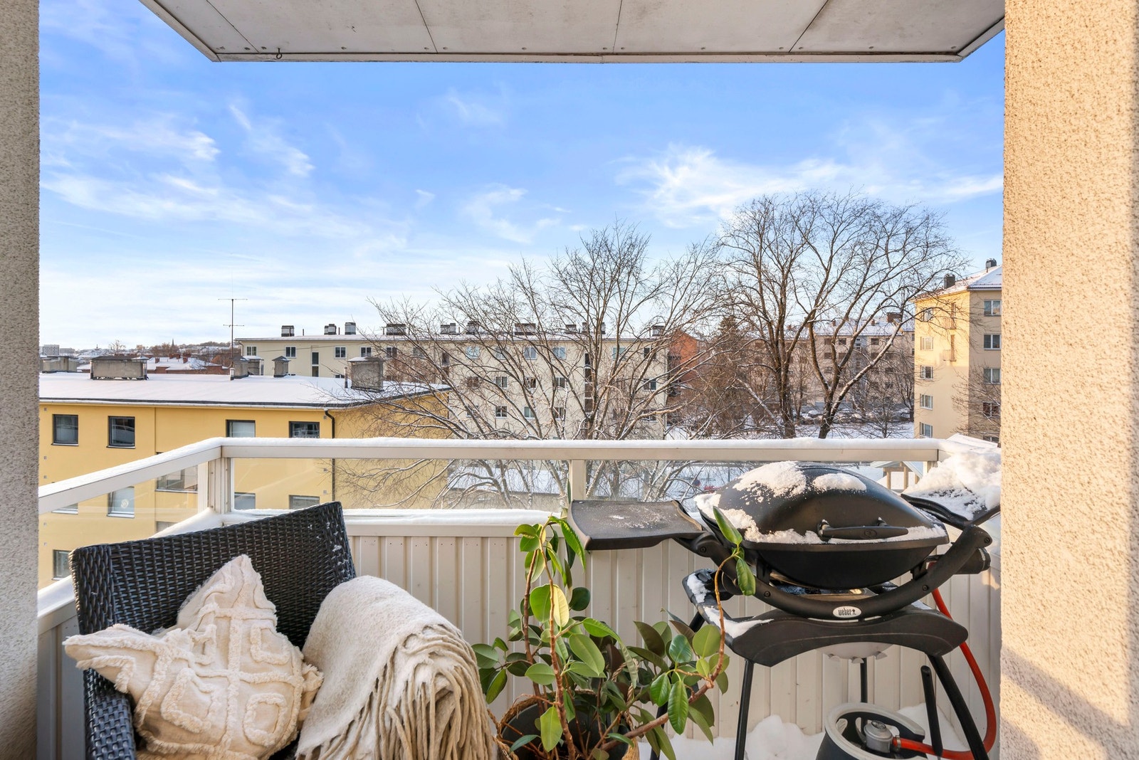 Hyggelig forlengelse av oppholdsrommet og gir mulighet for utemøbler i sesong. Galleribilde