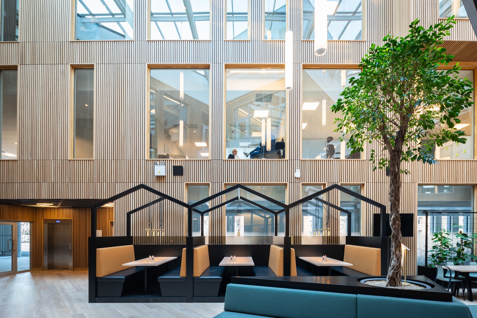 Atrium/ personal restaurant/ uformell møteplass i hjertet av bygget Galleribilde