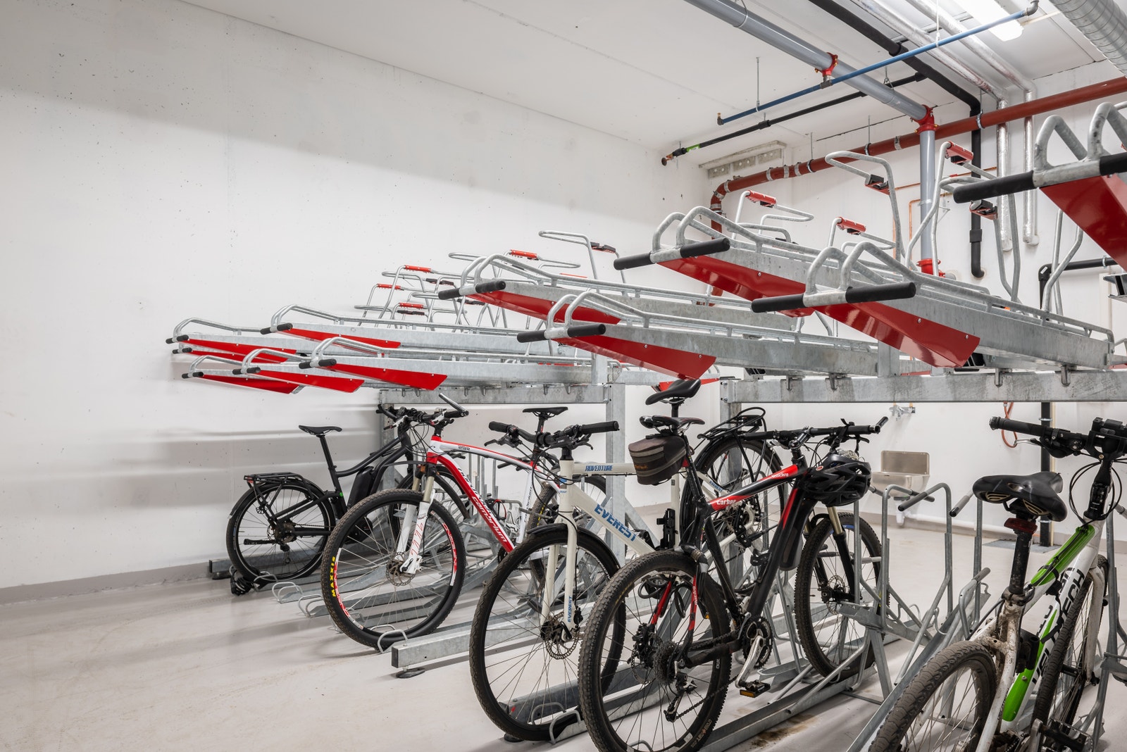 Innendørs avlåst sykkelparkering Galleribilde