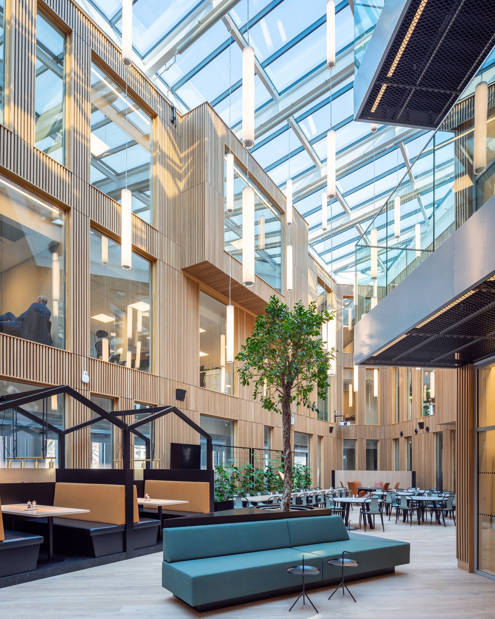 Atrium/ personal restaurant/ uformell møteplass i hjertet av bygget Galleribilde