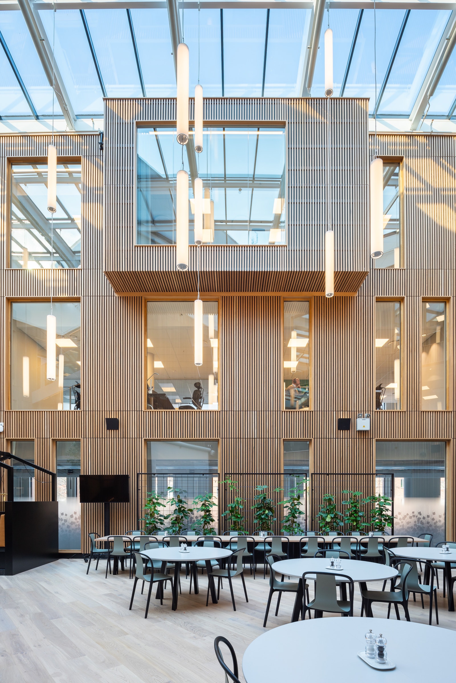 Atrium/ personal restaurant/ uformell møteplass i hjertet av bygget Galleribilde
