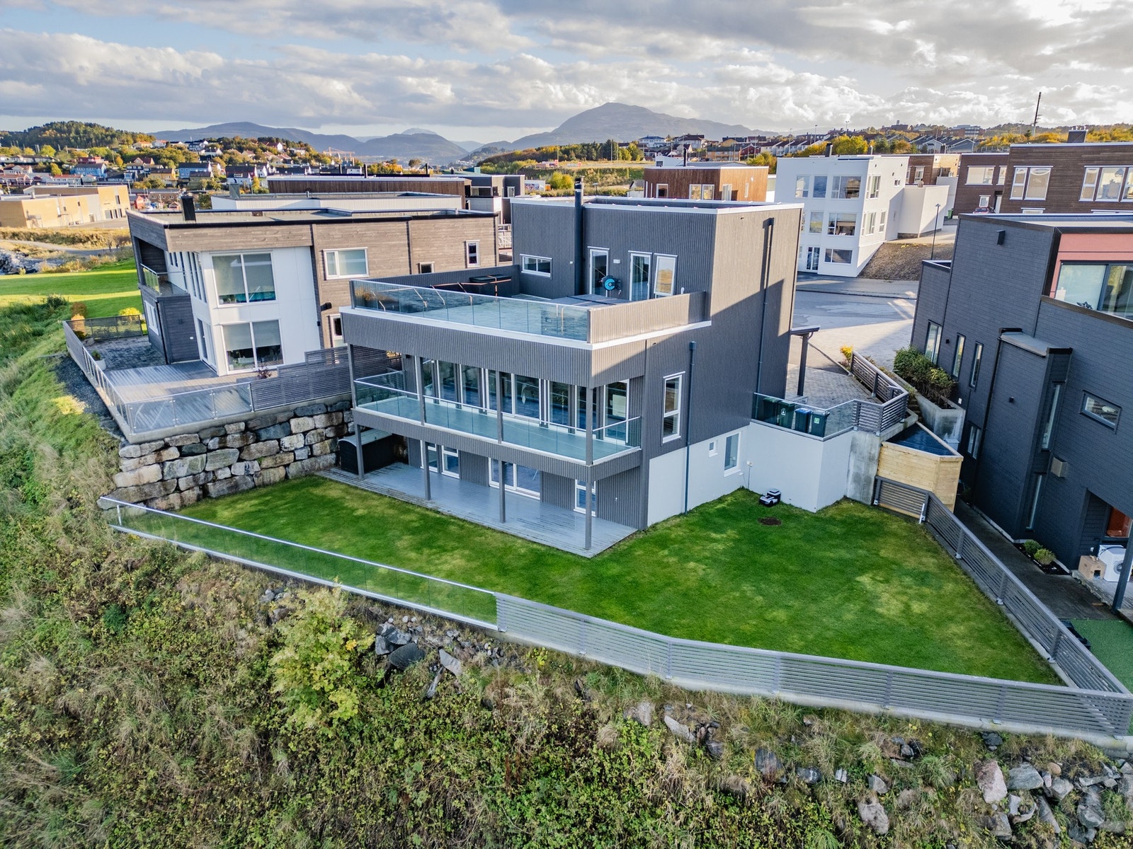 Ali Khoshnau ved EiendomsMegler 1 har gleden av å presentere Havblikkstien 16! Foto: Studio 400, Heine Schjølberg Galleribilde