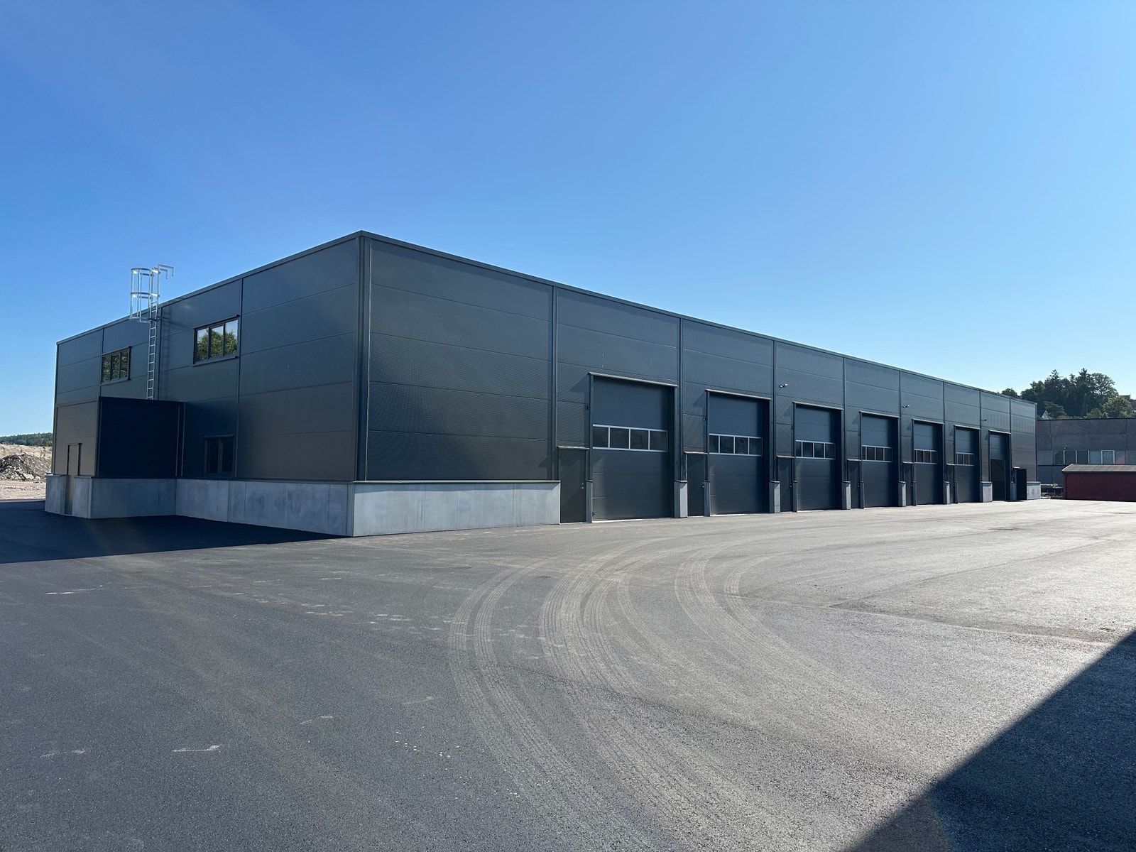 Pent opparbeidet uteareal med asfalt. Galleribilde