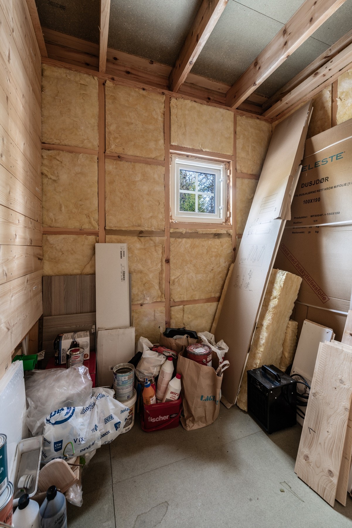 Det er innlagt vannledninger og avløp, synlig reisverk og isolasjon i vegger. Galleribilde