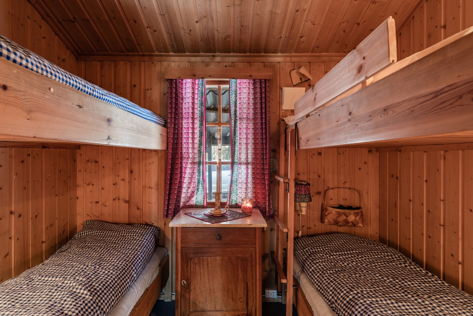 Soverom med plassbygde køyesenger. Galleribilde