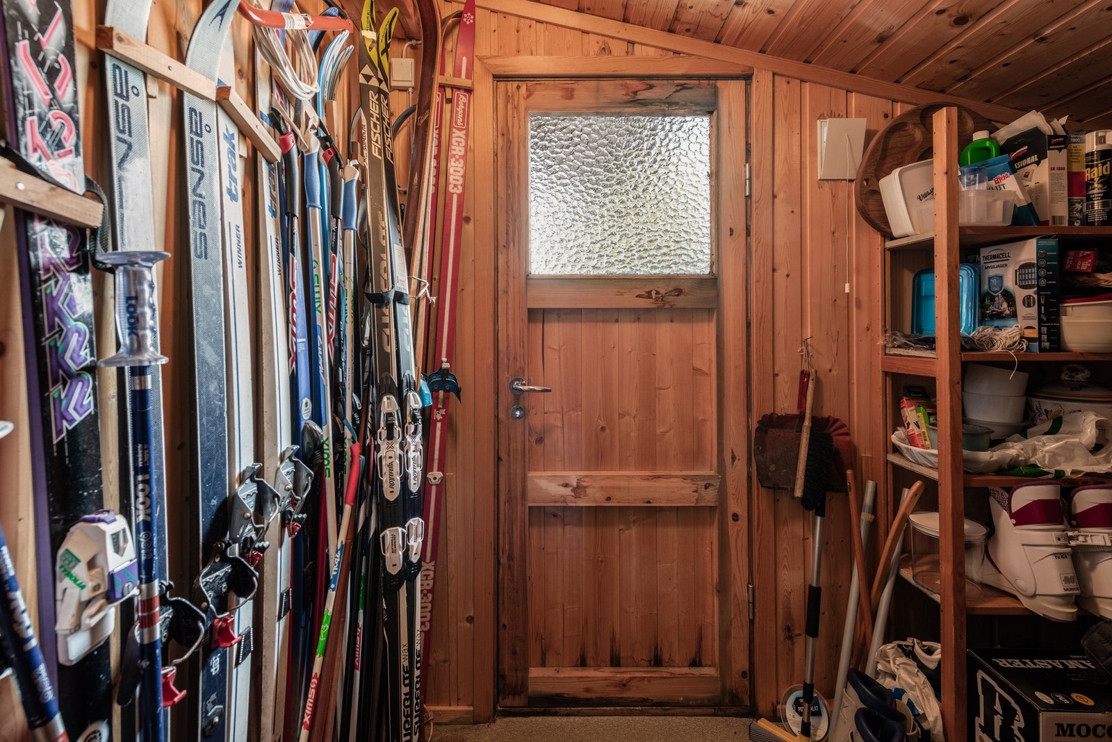 Det er inngang til bod både fra et av soverommene samt utenifra. Galleribilde