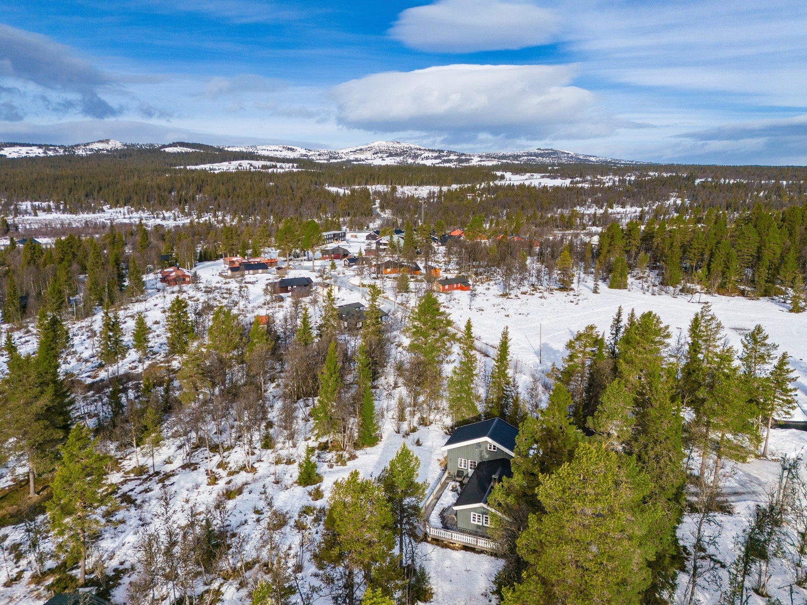 Fra hytta er det ca. 10 minutter å kjøre til alpinsenteret på Storefjell og i Bualie. Galleribilde