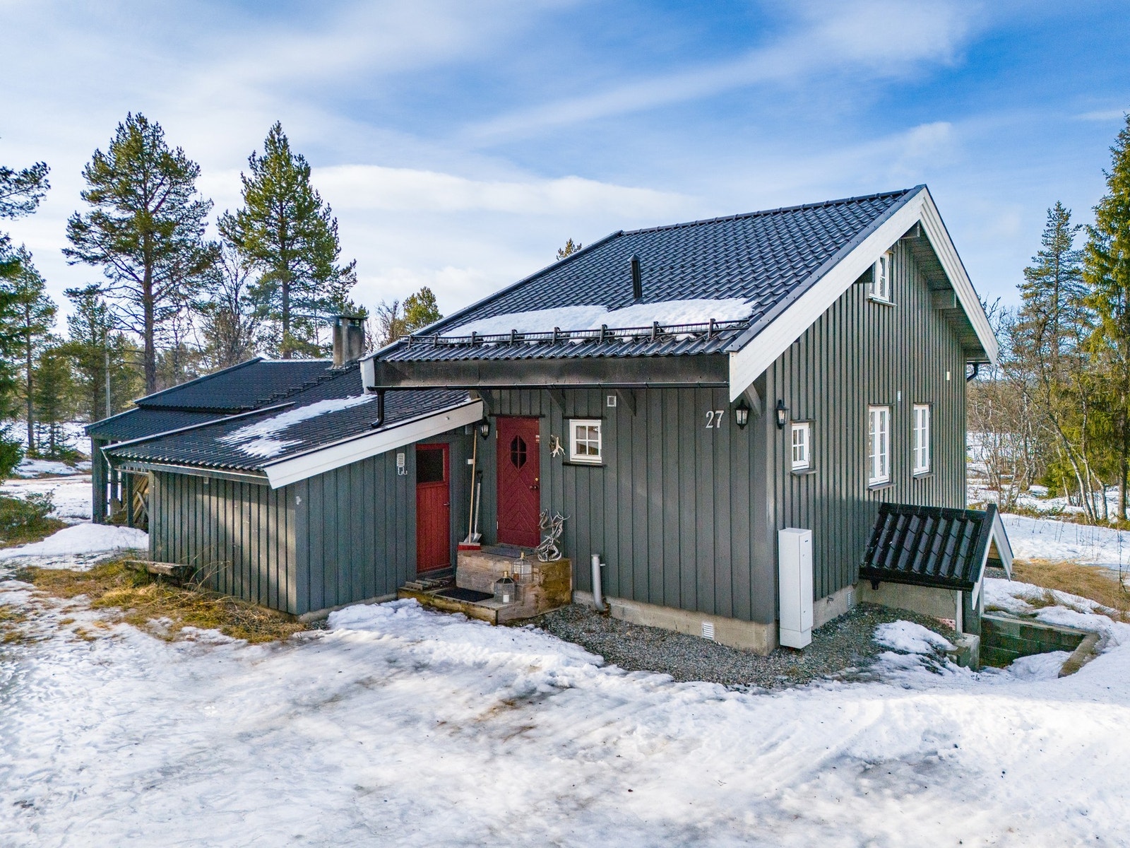 Hytta er opprinnelig fra 1971 og ble tilbygd i 1991 samt i 2023. Galleribilde