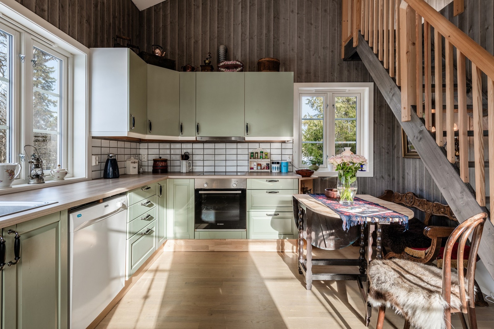 Integrert i innredningen er det koketopp, ny komfyr, oppvaskmaskin og kombinert kjøl- og fryseskap. Galleribilde