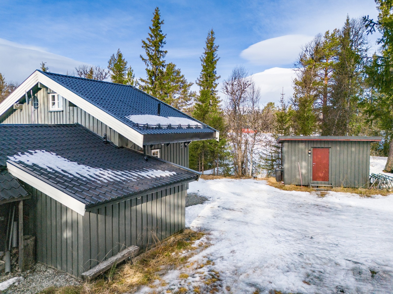 Det er god plass til parkering av flere biler på tomten. Galleribilde