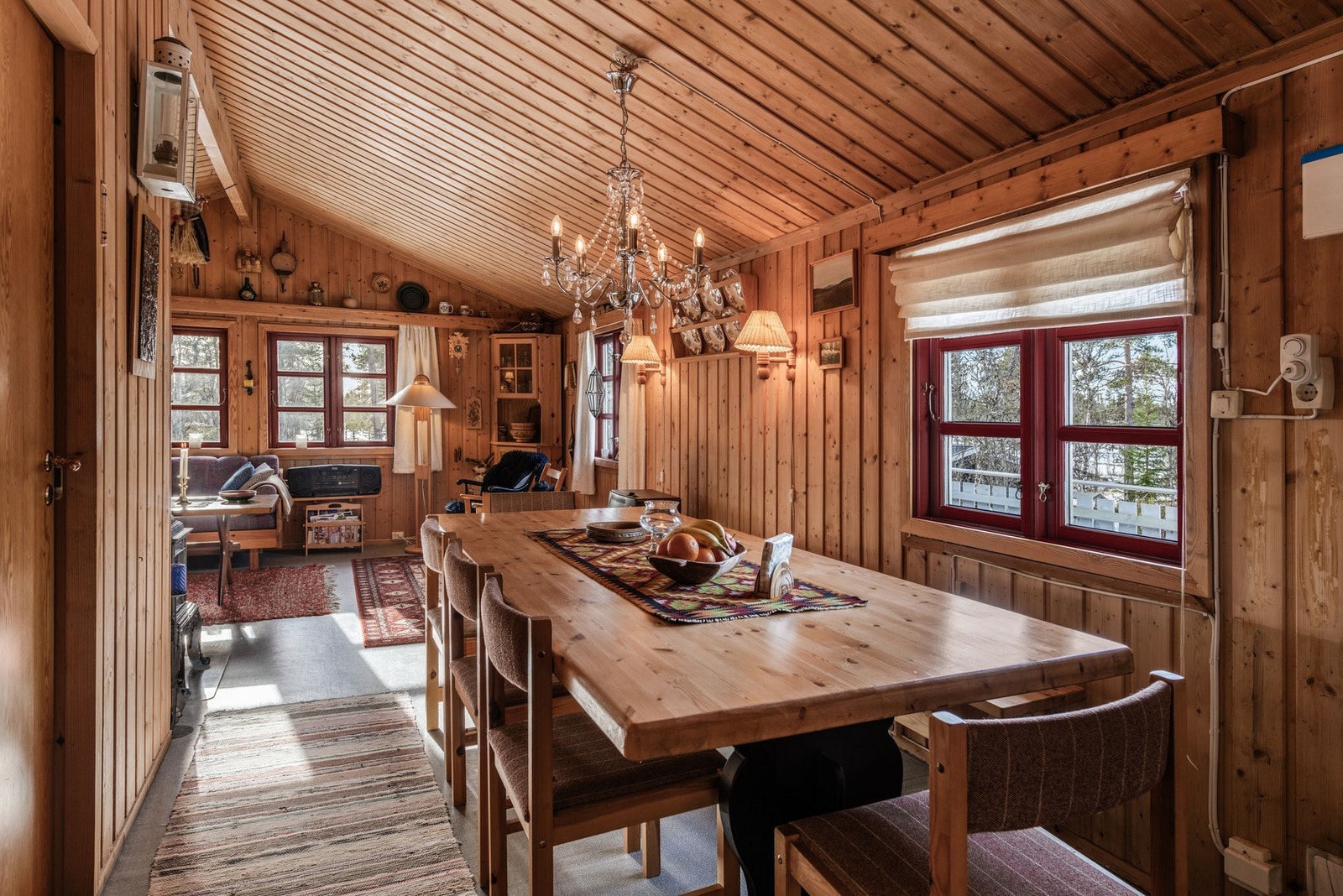 I denne delen av hytta er det god plass til et stort langbord for hyggelige sammenkomster! Galleribilde