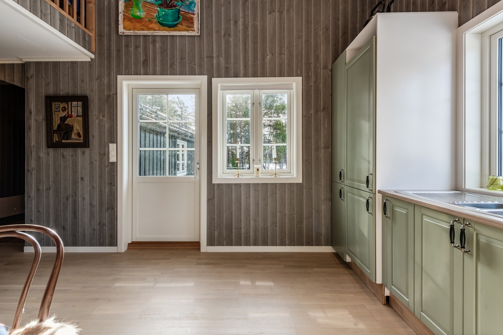 Det er utgang til verandaen fra kjøkkenet. Galleribilde