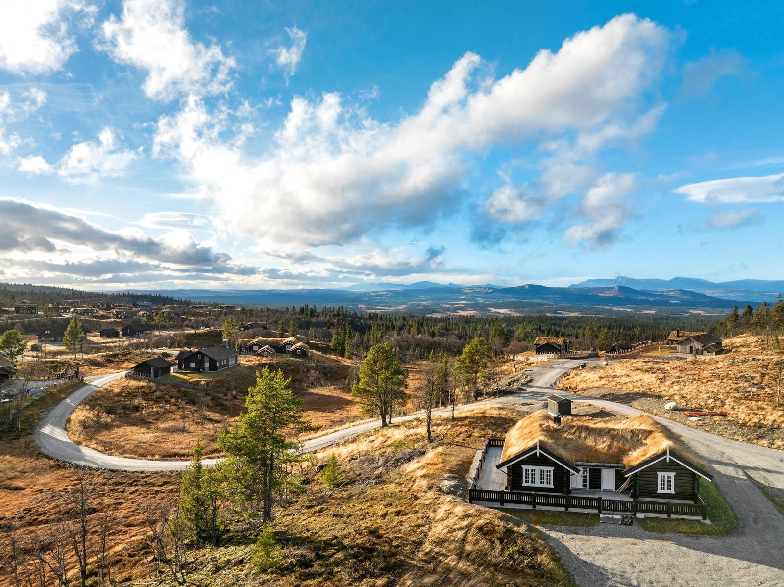 Hytta er beliggende på Nystølfjellet med fantastisk utsikt mot fjella i Hemsedal og Jotunheimen! Galleribilde