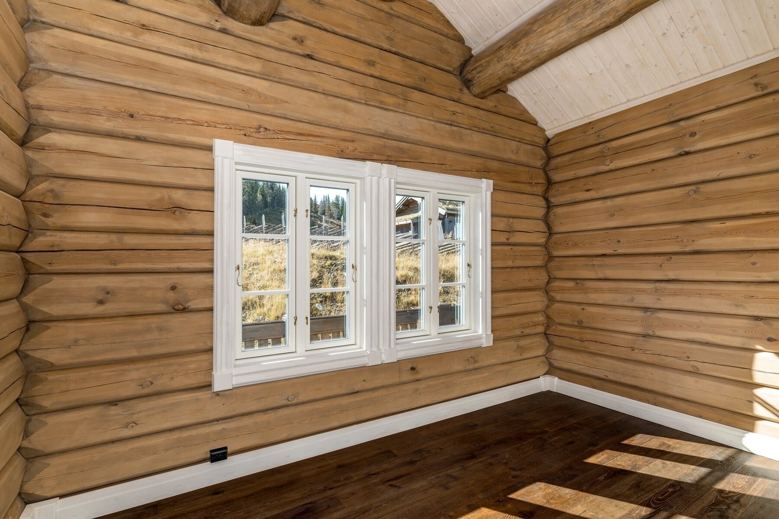 Soverom nr. 4 av svært god størrelse. Rommet ligger med inngang fra entréen. Galleribilde