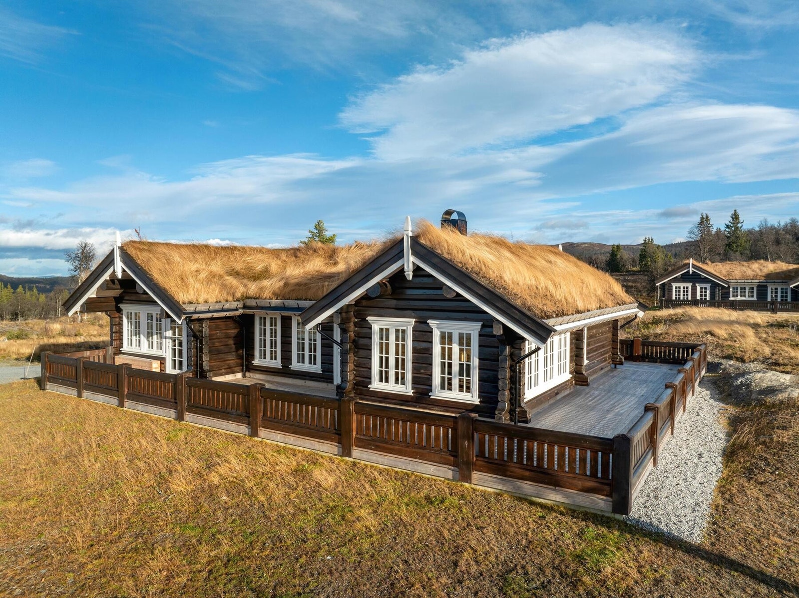 Hyttas veranda strekker seg rundt store deler av hytta. Galleribilde