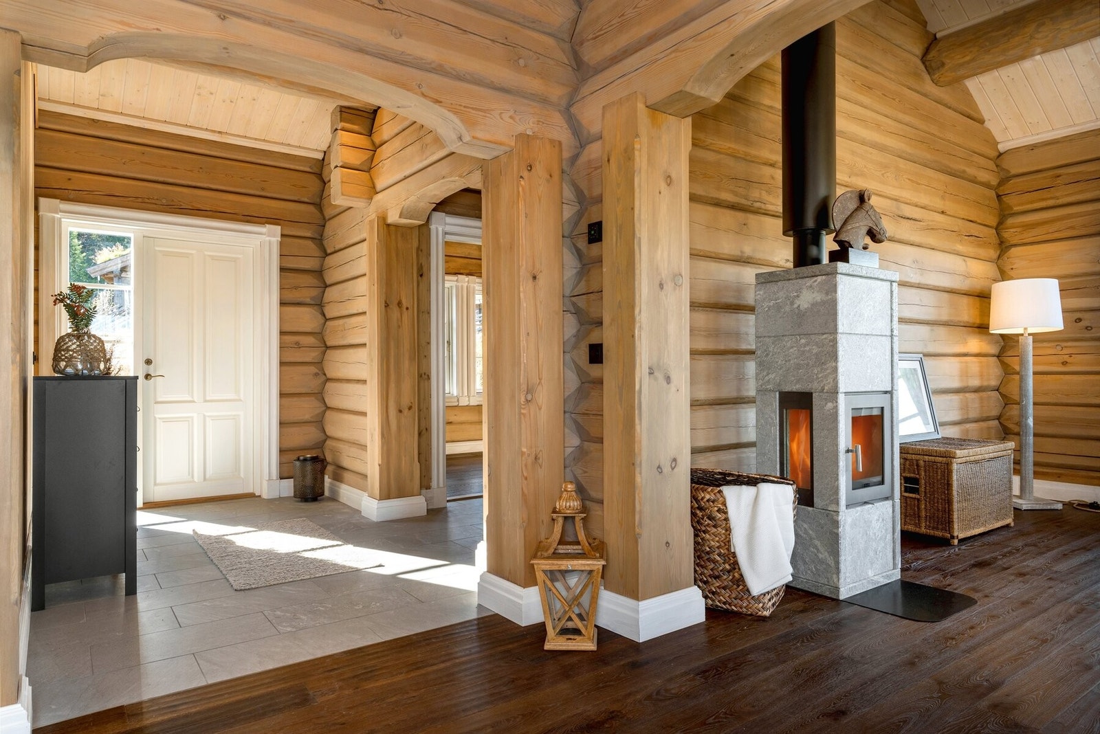 Velkommen inn! Entré med plass til å lage en praktisk garderobeløsning. Galleribilde