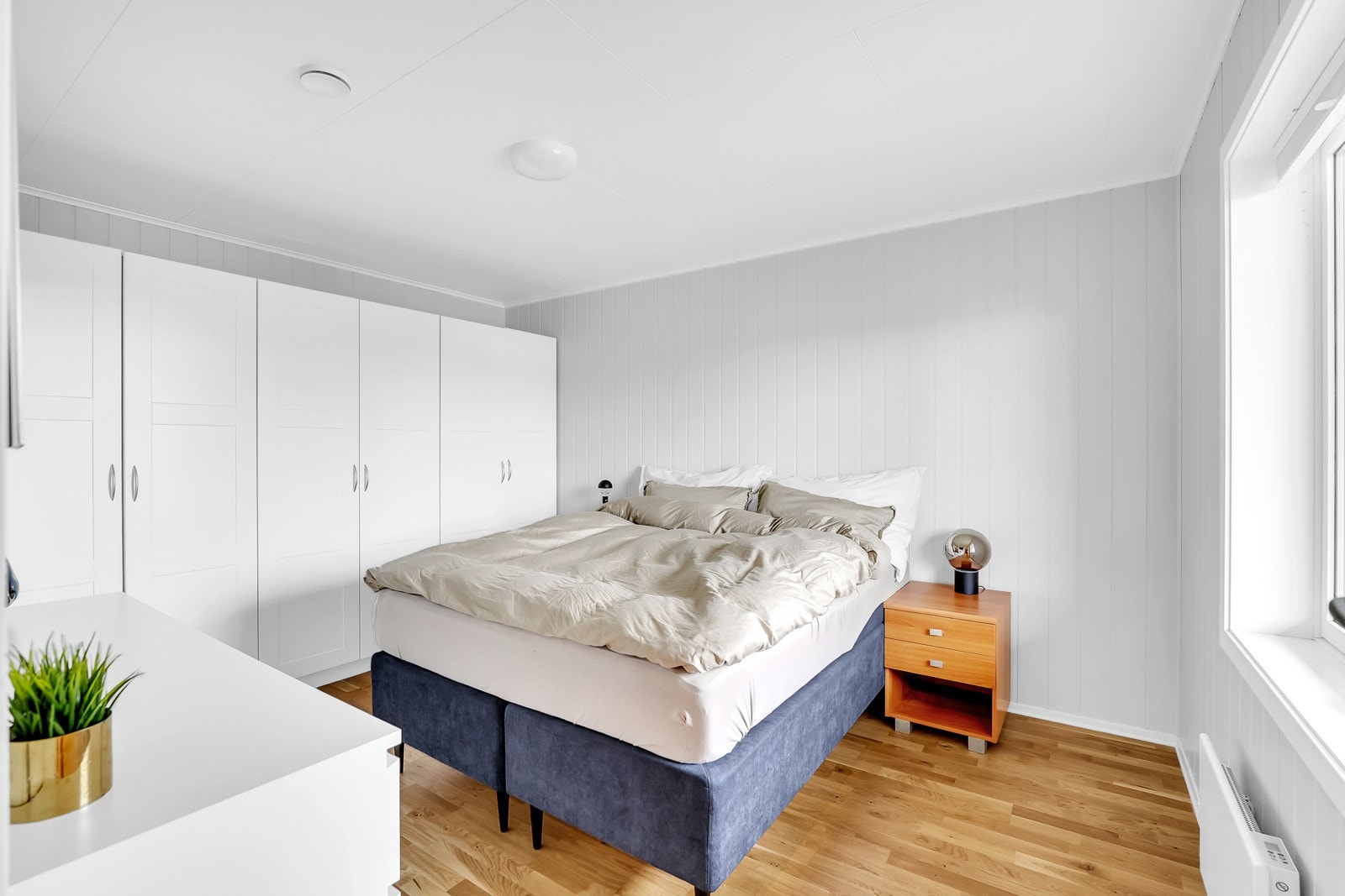 Det romslige hovedsoverommet er en fredelig sone for hvile og avslapning. En stor, integrert garderobe gir rikelig med oppbevaringsplass. Galleribilde