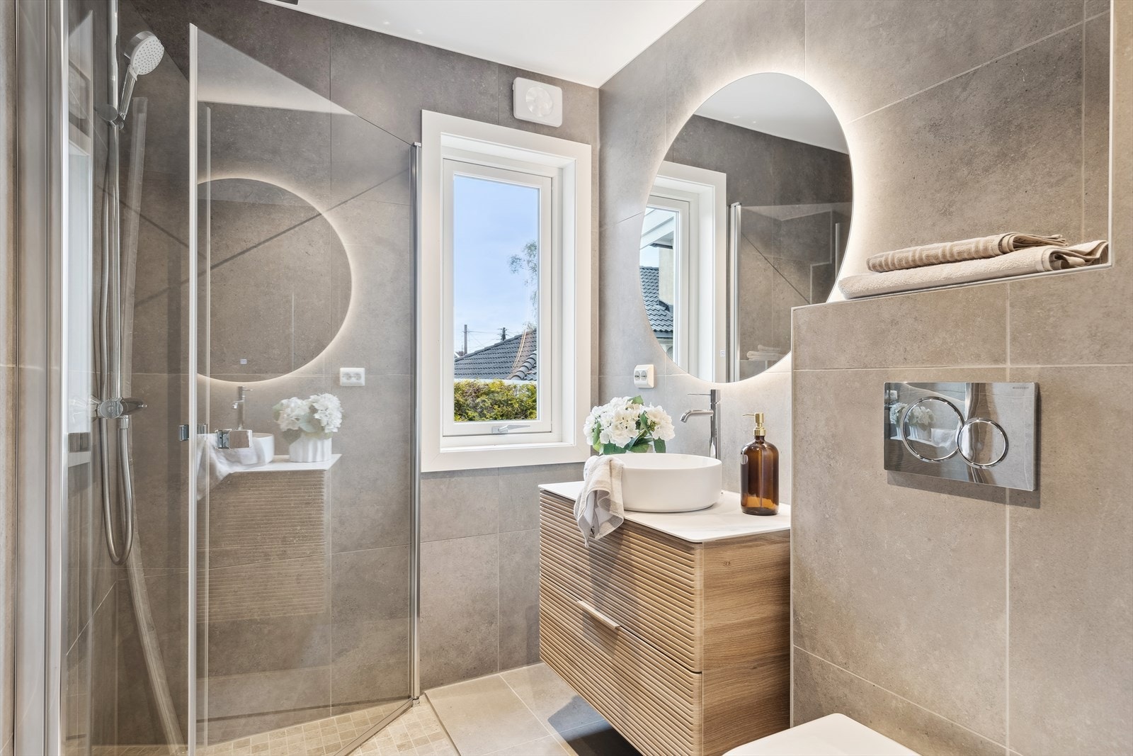 I 1 etg. er det også et lekkert flislagt bad fra 2025 med varme i gulv. Romslig dusjhjørne med innfellbare glassdører og elegant baderomsmøbel. Alt arbeidet er gjort av fagfolk. Galleribilde