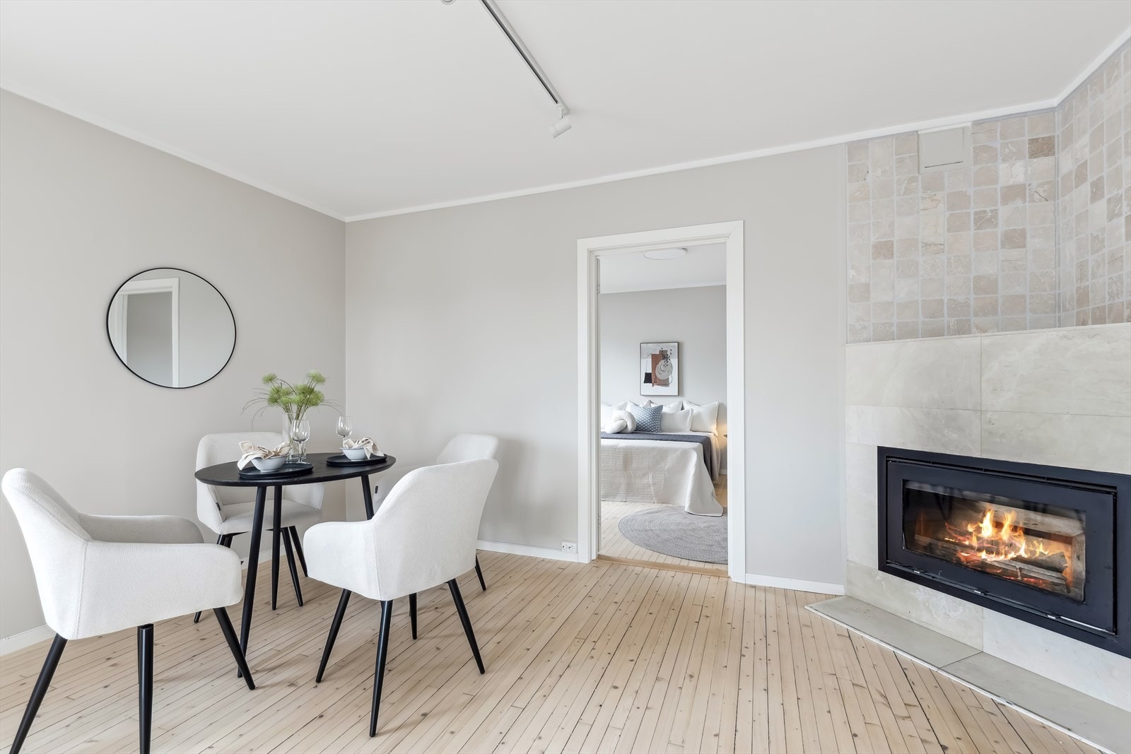 Stuen i 2. etasje oppleves som lys, luftig og innbydende. Galleribilde